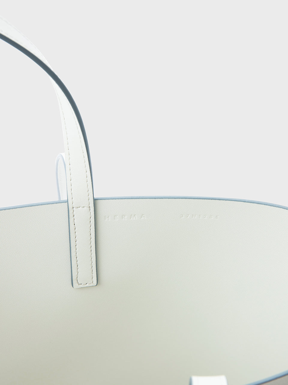 테르 쇼퍼백 화이트 블루벨 엣지